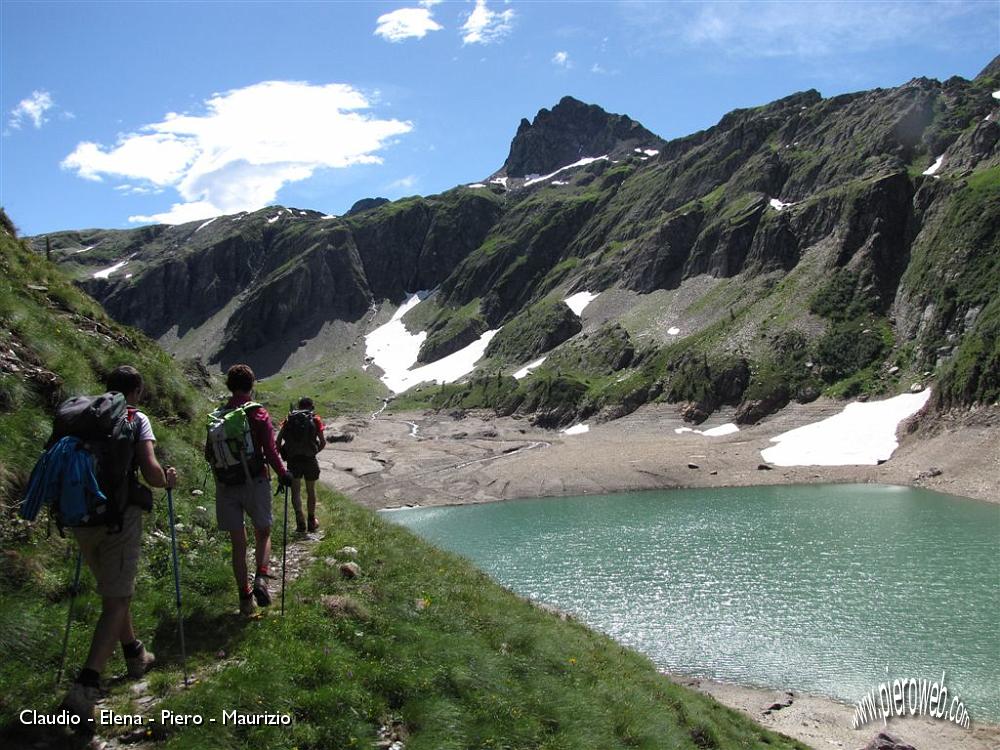 19 Costeggiamo il lago Colombo.jpg